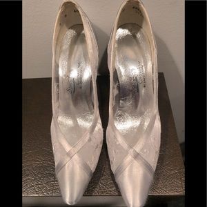 Evening Shoe :  silver white Satin mesh Pumps - size 8